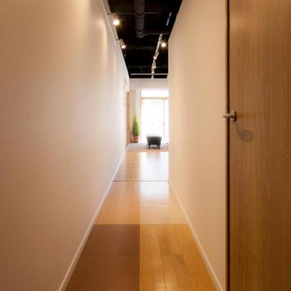 廊下にはマンション用の防音フローリングが張り分けられており、色合いと実際の感触を味わってもらえます。
