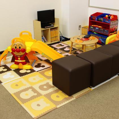店内のお子様用スペースです。お子様向けのDVD等をご用意して、静かな環境でのお打合せが可能です。