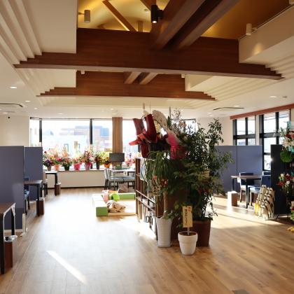 函館店　商談スペース　
函館最大級の８組のお客様を同時に対応できる余裕スペースがあります。