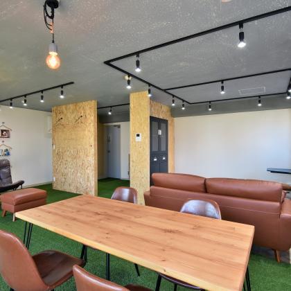 デザイナーの作ったオフィスはカフェテイストの緑あふれる空間です！ゆったりとしたオフィスで様々なご提案をさせて頂きます。