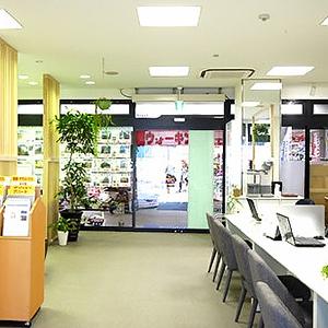 オープンディスプレイで横須賀市を中心に横浜、三浦エリアの物件情報を自由にご覧になれるようになっております。 売却だけでなく、購入を希望される方も是非一度お越しください。