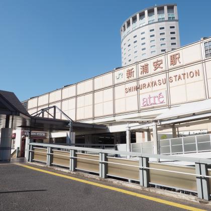 【電車でのご来店】 JR京葉線「東京」駅から快速で約16分。「新浦安」駅の改札口(大きな方)をでて 右へ進み、階段を下りてください