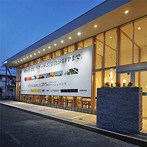 ウィル不動産販売　塚口営業所は、阪急神戸線「塚口」駅から東へ徒歩約4分、阪急神戸線の線路沿い南側にございます。 皆様のご来店をお待ちしております！
