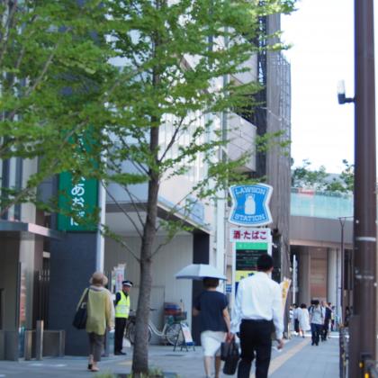 大泉学園駅改札を出て頂き、北口LIVIOの脇を直進いただくと東宝ハウス練馬のビルが見えてきます。